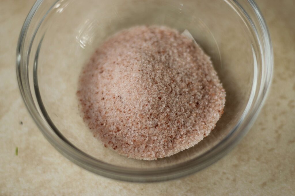 himalayan pink salt in glass bowl