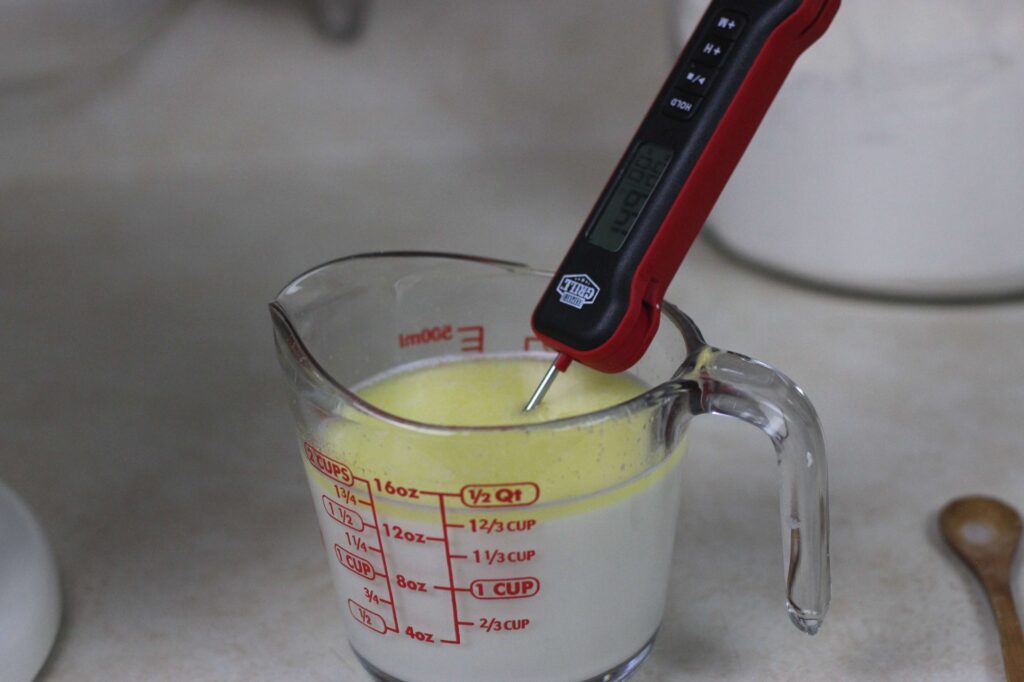 picture of glass measuring cup and thermometer 