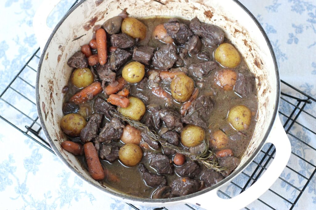 boeuf bourguignon in dutch oven 